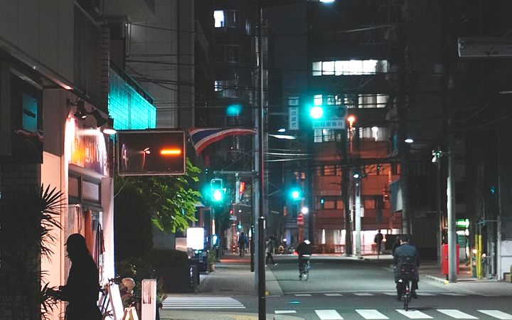 夜晚霓虹灯下的城市街道